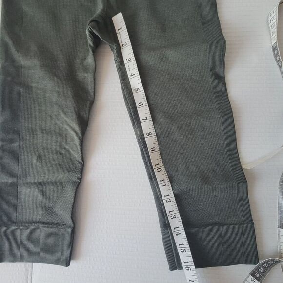 LULULEMON Women's Textured Seamless Ebb to street 16" Crop Leggings size 4 - Picture 4 of 10
